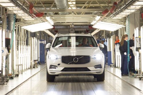 Первые Volvo XC60 нового поколения сошли с конвейера завода Торсланда