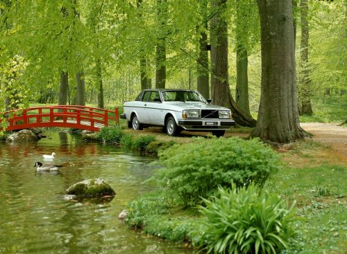 Шведский дизайн и итальянская сборка — легендарный Volvo 262C отмечает 40-летний юбилей