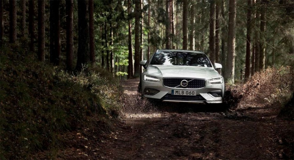 Volvo Car Russia открывает приём заказов на семейный универсал V60 Cross Country